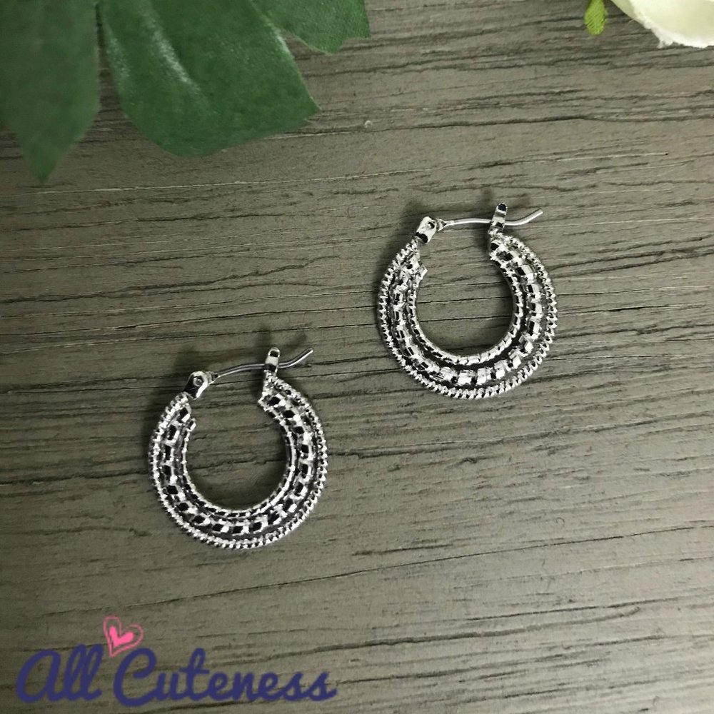 🎀 Silver Tone Nested Hoop Earrings